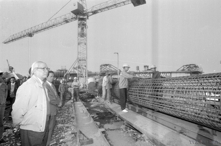 Thủ tướng Võ Văn Kiệt thăm công trình xây dựng cầu Phú Lương, tỉnh Hải Hưng (1996). (Ảnh: Minh Đạo/TTXVN)