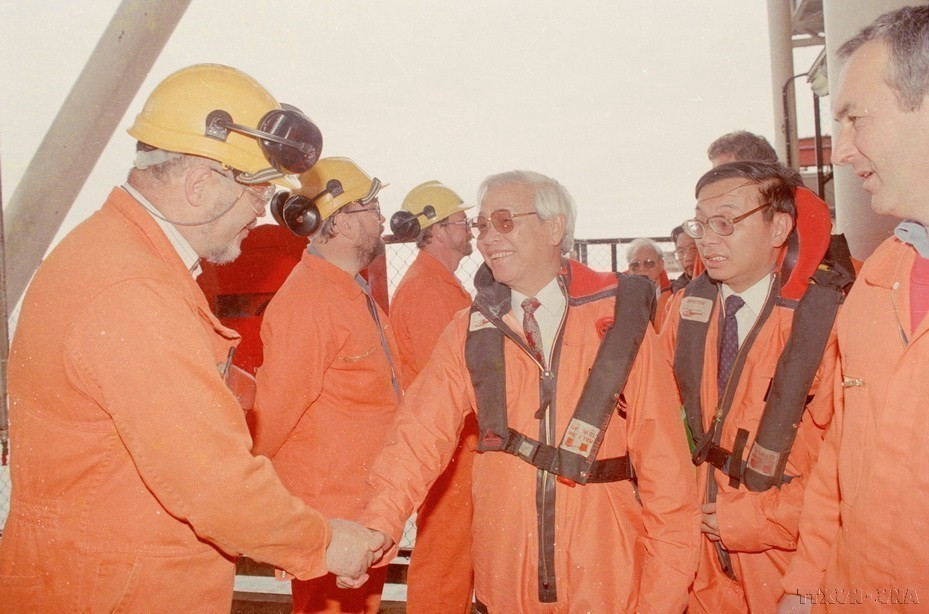 Thủ tướng Võ Văn Kiệt với các kỹ sư, công nhân làm việc tại giếng khoan dầu Phorties Delta trong chuyến thăm Cuba (1993). (Ảnh: Minh Đạo/TTXVN)