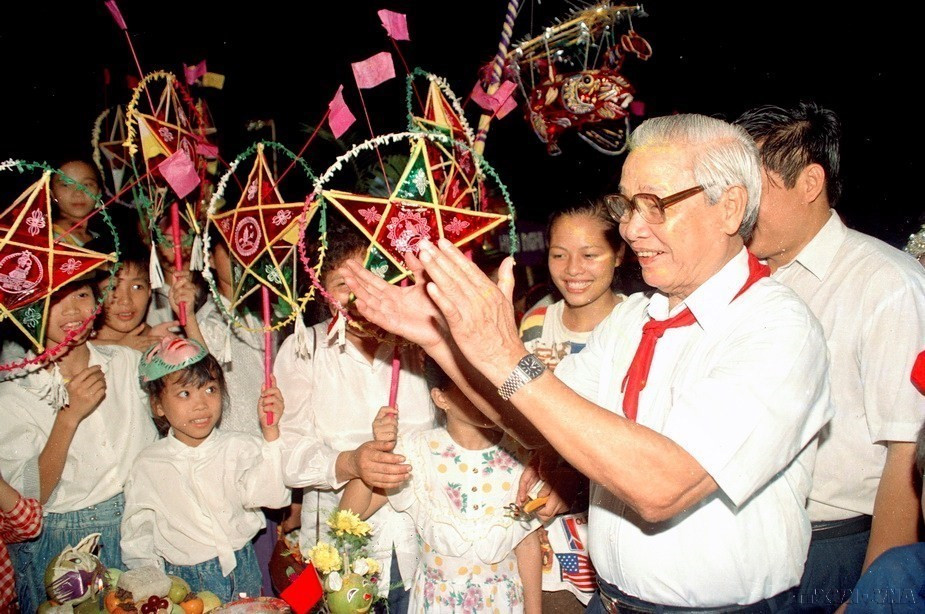 Thủ tướng Võ Văn Kiệt chung vui với thiếu nhi quận Đống Đa (Hà Nội) trong dịp Tết Trung Thu năm 1993. (Ảnh: Minh Đạo/TTXVN)