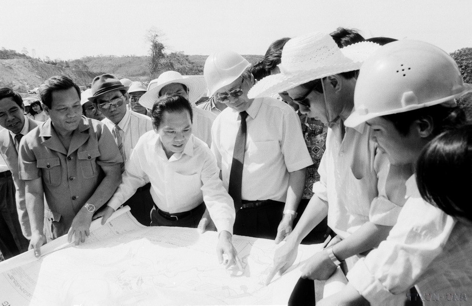 Ban chỉ huy công trường nhà máy thủy điện Thác Mơ (tỉnh Sông Bé) giới thiệu với Thủ tướng Võ Văn Kiệt toàn cảnh khu xây dựng nhà máy (1993). (Ảnh: Minh Đạo/TTXVN)