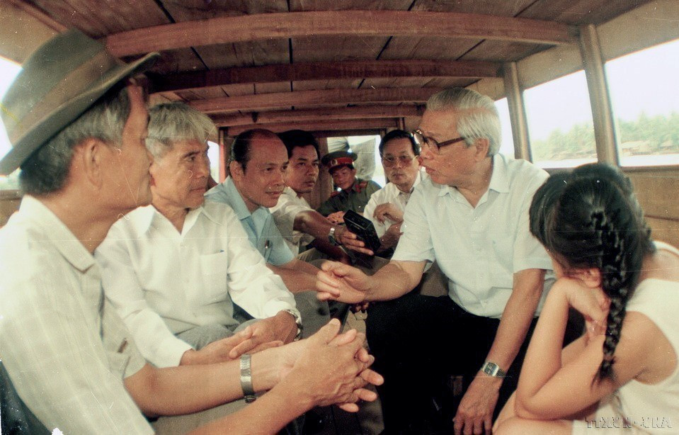 Thủ tướng Võ Văn Kiệt đi thuyền về thăm vùng Bắc nước xoáy (huyện Vũng Liêm, tỉnh Vĩnh Long) - nơi đồng chí tham gia cướp chính quyền ngày 23/11/1940. (Ảnh: Minh Đạo/TTXVN)