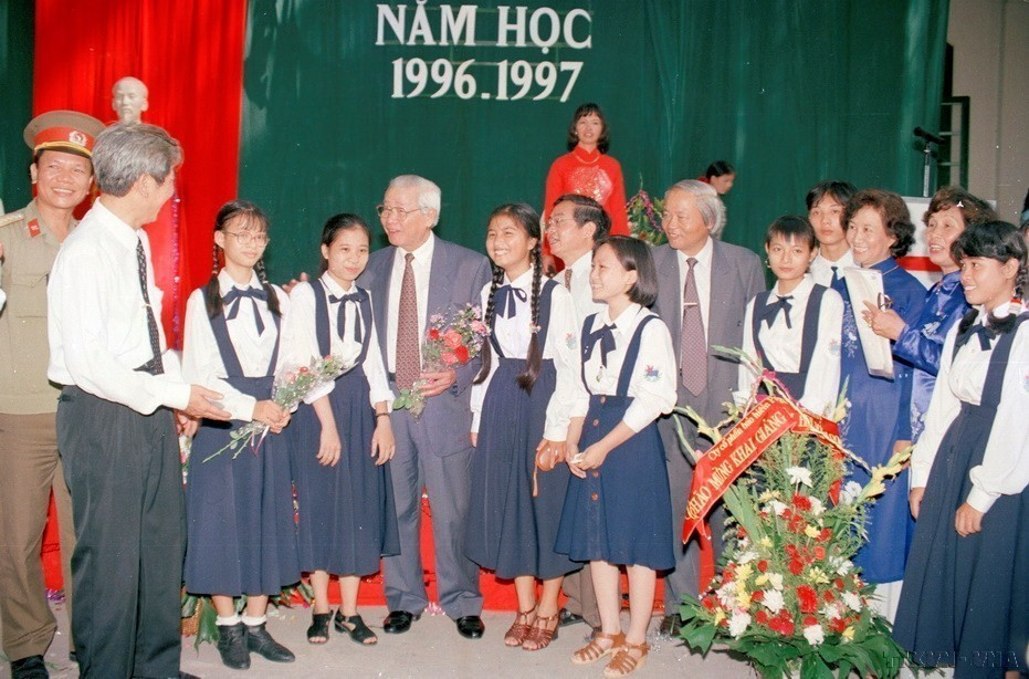 Thủ tướng Võ Văn Kiệt nói chuyện thân mật với thầy và trò trường PTTH Chu Văn An (Hà Nội) nhân ngày khai giảng năm học 1996-1997. Ảnh: Minh Điền-TTXVN