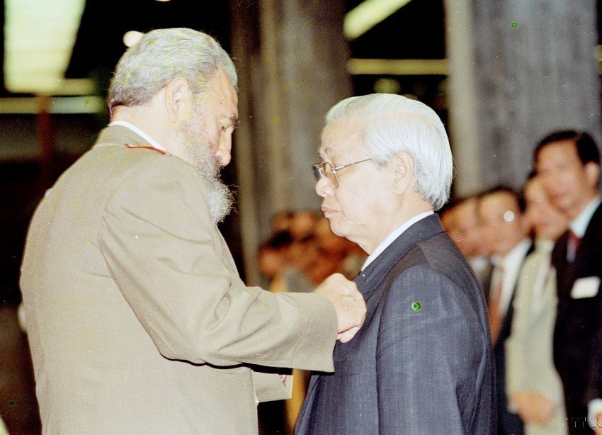 Thủ tướng Cuba Fidel Castro trao tặng Huân chương José Martí cho Thủ tướng Võ Văn Kiệt trong chuyến thăm Cuba (1993). (Ảnh: Minh Đạo/TTXVN)