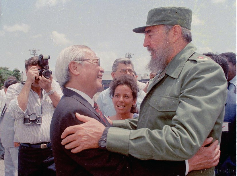 Thủ tướng Cuba Fidel Castro đón Thủ tướng Võ Văn Kiệt thăm chính thức Cuba, La Habana, 1993. (Ảnh: Minh Đạo/TTXVN)