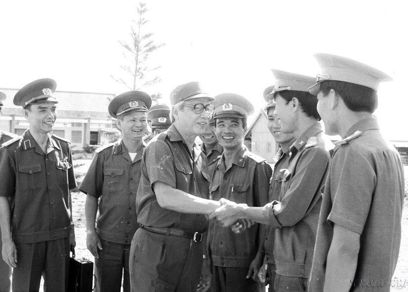 Chủ tịch Hội đồng Bộ trưởng Võ Văn Kiệt thăm và làm việc với Sư đoàn 4 (Quân khu 9), đơn vị anh hùng, tham gia phát triển kinh tế vùng tứ giác Long Xuyên (1992). (Ảnh: Minh Đạo/TTXVN)