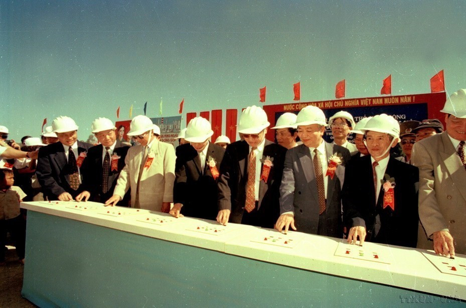 Cố vấn BCH Trung ương Đảng Võ Văn Kiệt dự lễ động thổ Nhà máy lọc dầu số 1 Dung Quất, Quảng Ngãi (1998). (Ảnh: Minh Đạo/TTXVN)