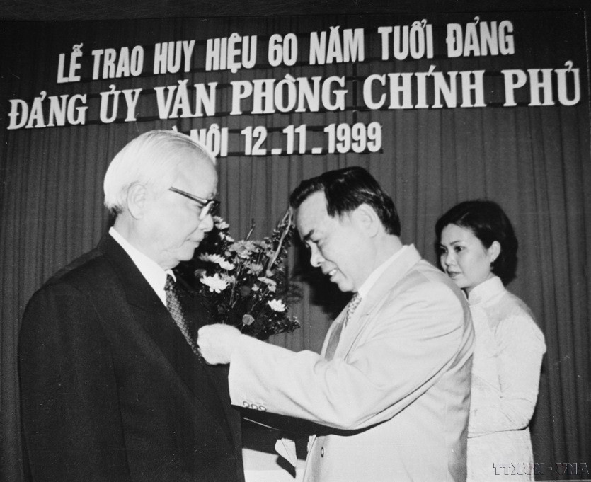 Thủ tướng Phan Văn Khải trao huy hiệu 60 năm tuổi Đảng cho nguyên Thủ tướng Võ Văn Kiệt, Cố vấn Ban chấp hành Trung ương Đảng (1999). Ảnh: Nguyễn Khang-TTXVN