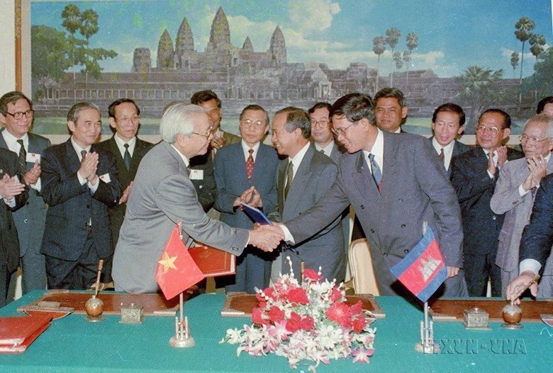 Thủ tướng Võ Văn Kiệt cùng Thủ tướng thứ nhất Samdech Norodom Ranariddh và Thủ tướng thứ hai Samdech Techo Hun Sen ký thông cáo chung Việt Nam-Campuchia (1994). (Ảnh: Minh Đạo/TTXVN)