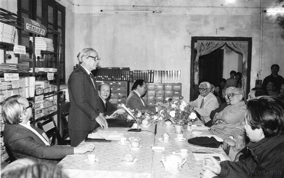 Chủ tịch Hội đồng Bộ trưởng Võ Văn Kiệt làm việc với Trung tâm quốc gia biên soạn Từ điển Bách Khoa Việt Nam (1992). (Ảnh: Minh Đạo/TTXVN)