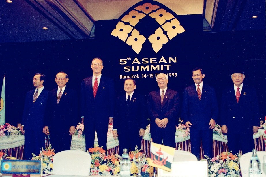 Thủ tướng Võ Văn Kiệt (thứ 3, từ phải sang) cùng các trưởng đoàn dự Lễ khai mạc Hội nghị cấp cao ASEAN lần thứ 5 (Bangkok, Thái Lan, 1995). (Ảnh: Minh Đạo/TTXVN)