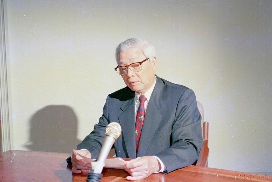 Sáng 12/7/1995, tại Hà Nội (11/7 theo giờ Hoa Kỳ), Thủ tướng Võ Văn Kiệt đọc Tuyên bố bình thường hóa quan hệ ngoại giao giữa Việt Nam và Hoa Kỳ. (Ảnh: Minh Đạo/TTXVN)