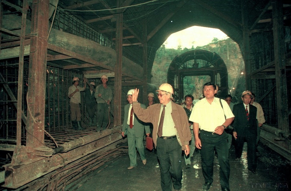 Thủ tướng Võ Văn Kiệt thị sát đường hầm thoát nước của công trường xây dựng Nhà máy thủy điện Ialy. (Ảnh: Minh Đạo/TTXVN)