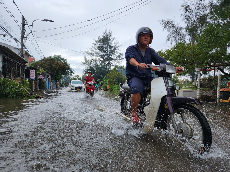 Giao thông đi lại ở Huế khó khăn vì đường ngập. (Ảnh: Mai Trang/TTXVN)
