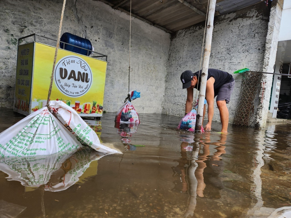 Người dân Huế dọn dẹp nhà cửa sau cơn bão. (Ảnh: Mai Trang/TTXVN)