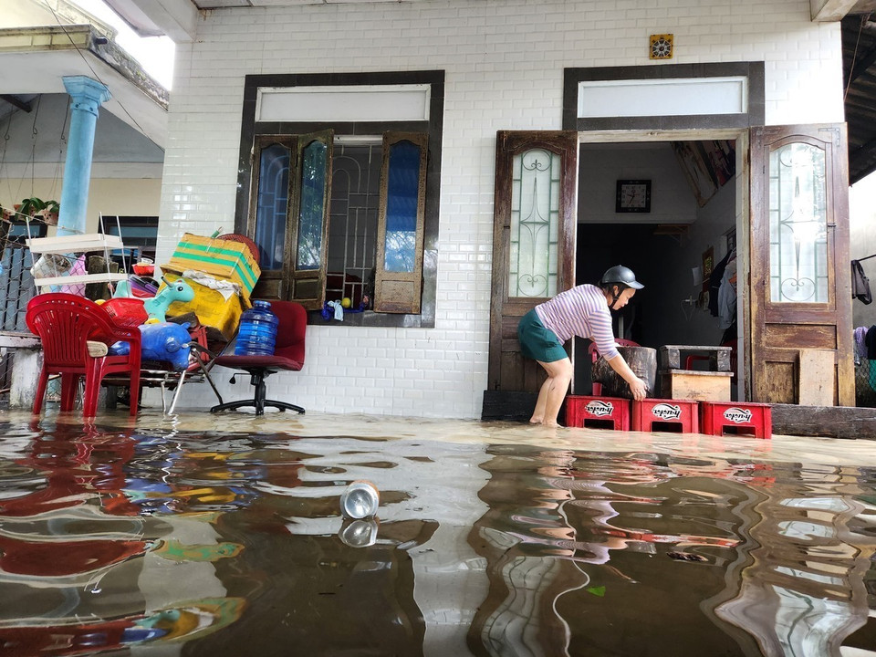 Người dân tại Thừa Thiên-Huế kê cao đồ đạc tránh nước lụt. (Ảnh: Mai Trang/TTXVN)