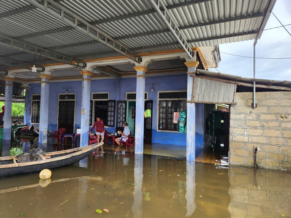 Mưa ngập tại Thừa Thiên-Huế khiến nhiều nhà dân phải sử dụng ghe để di chuyển. (Ảnh: Mai Trang/TTXVN)