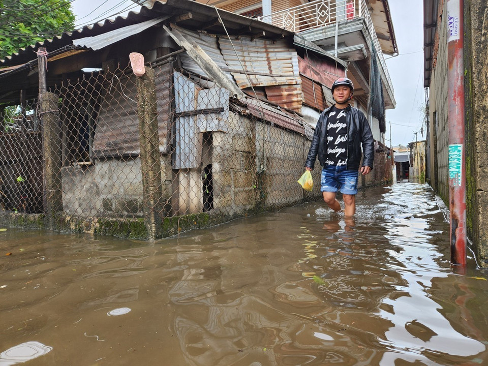Nhiều con đường ở Thuận An, thành phố Huế vẫn còn ngập sau cơn bão số 6. (Ảnh: Mai Trang/TTXVN)