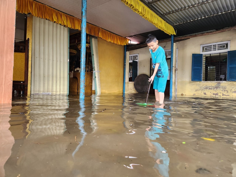 Người dân Thừa Thiên-Huế gấp rút dọn nước lụt. (Ảnh: Mai Trang/TTXVN)