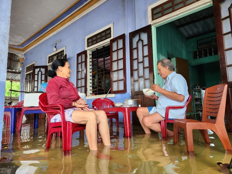 Nhiều nhà dân thành phố Huế bị ảnh hưởng, ngập lụt. (Ảnh: Mai Trang/TTXVN)