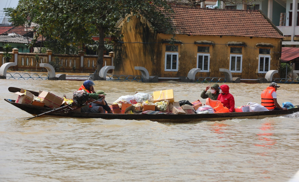 Các tổ chức thiện nguyện khắp cả nước chuyển hàng cứu trợ đến cho người dân vùng lũ tại huyện Lệ Thủy, tỉnh Quảng Bình. (Ảnh: Thành Đạt/TTXVN)
