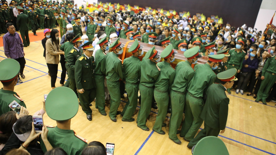 Lễ di quan 22 liệt sỹ Đoàn Kinh tế Quốc phòng 337. (Ảnh: Hồ Cầu/TTXVN)