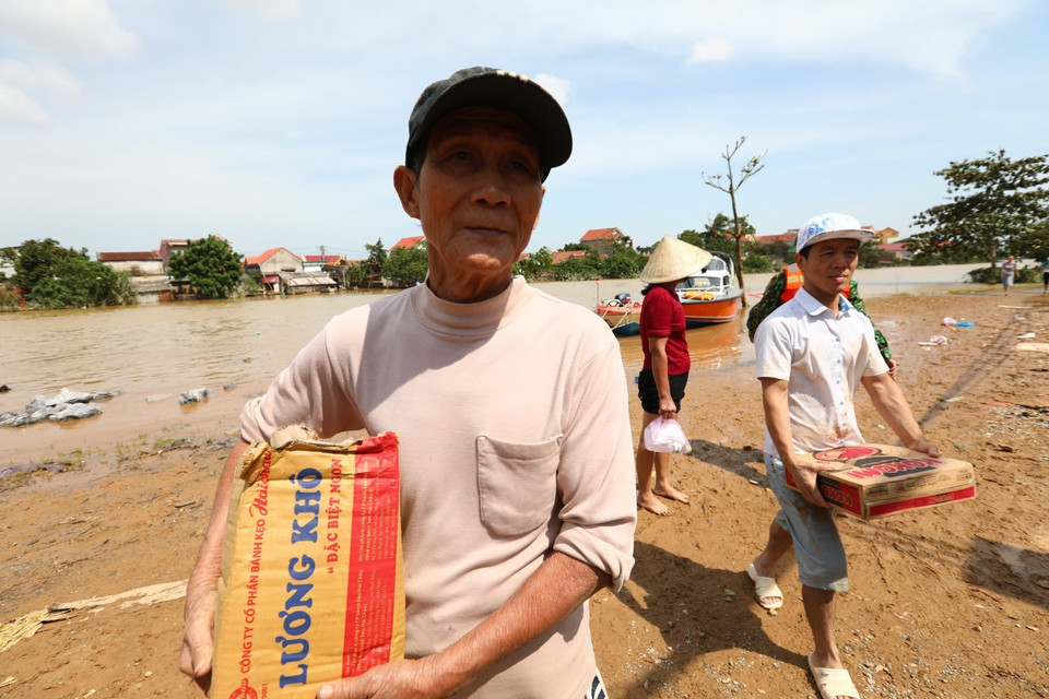 Những thùng mỳ tôm đã đến được tay những người dân khó khăn mắc kẹt tại vùng lũ huyện Lệ Thủy (Quảng Bình). (Ảnh: Thành Đạt/TTXVN)
