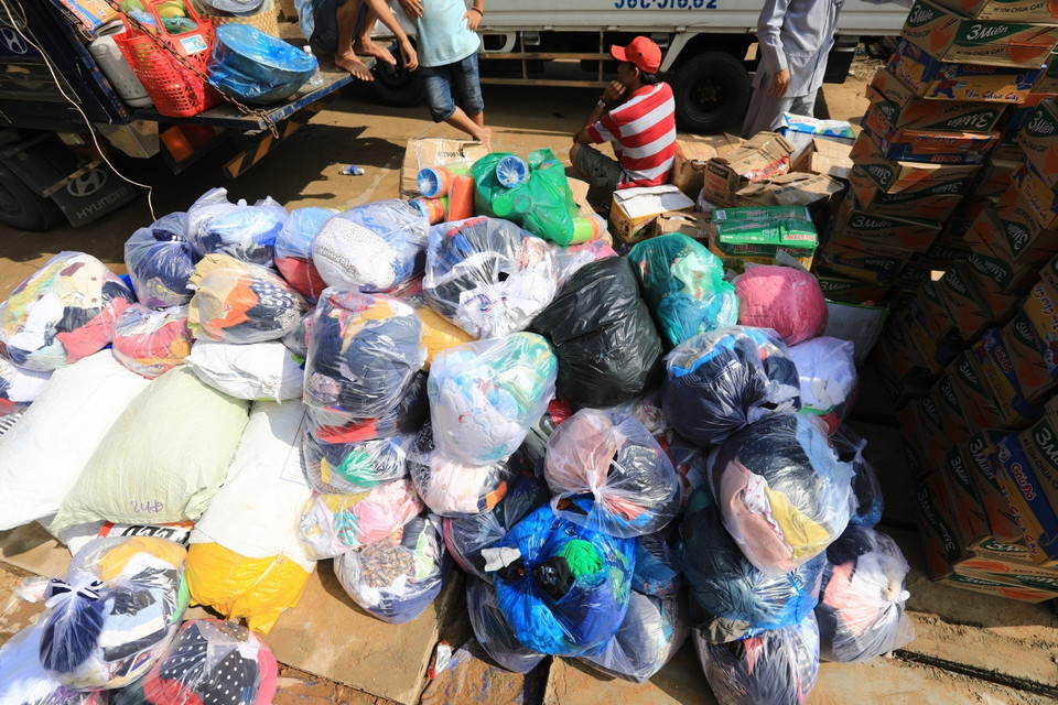 Những túi quần áo được đóng gói cẩn thận chuyển đến người dân huyện Lệ Thủy, Quảng Bình. (Ảnh: Thành Đạt/TTXVN)