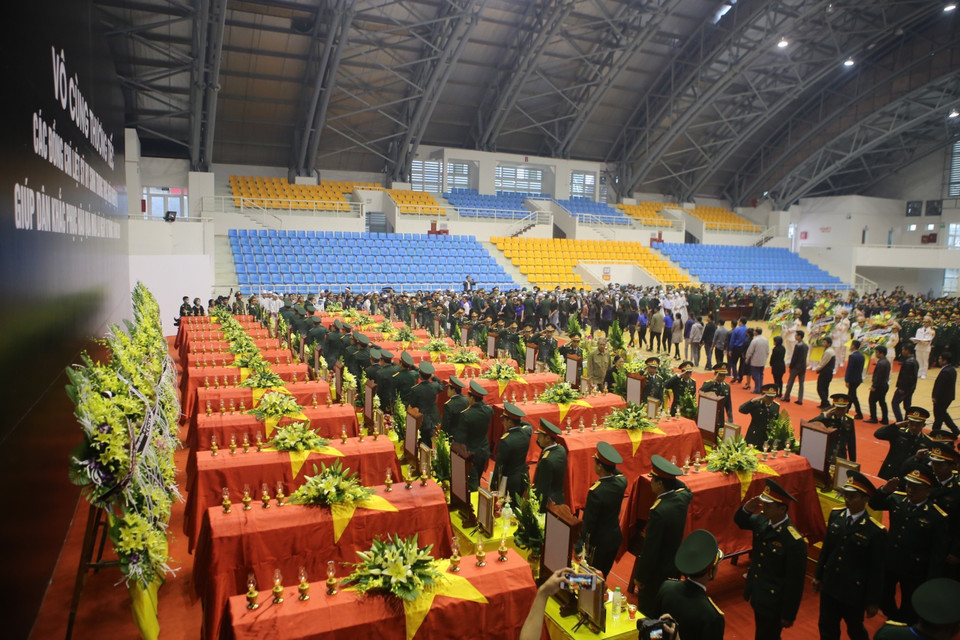 Lễ viếng và truy điệu 22 liệt sỹ Đoàn Kinh tế Quốc phòng 337. (Ảnh: Hồ Cầu/TTXVN)