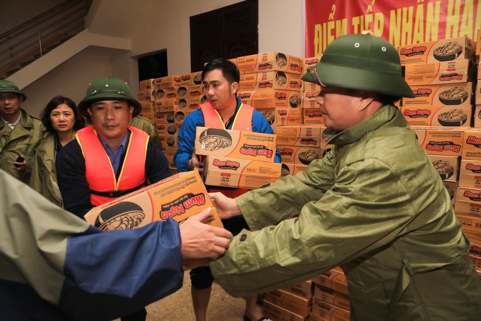 Mặt trận Tổ Quốc huyện Cẩm Xuyên, tỉnh Hà Tĩnh nhận quà cứu trợ từ khắp nơi để chuyển đến tay người dân vùng lũ. (Ảnh: Thành Đạt/TTXVN)