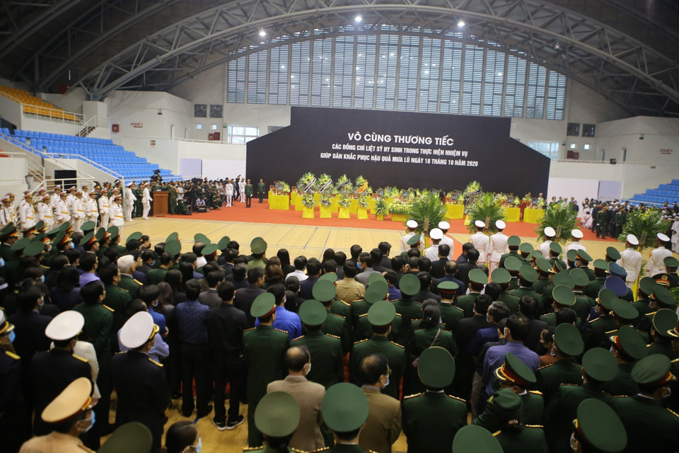 Lễ viếng và truy điệu 22 liệt sỹ Đoàn Kinh tế Quốc phòng 337. (Ảnh: Hồ Cầu/TTXVN)