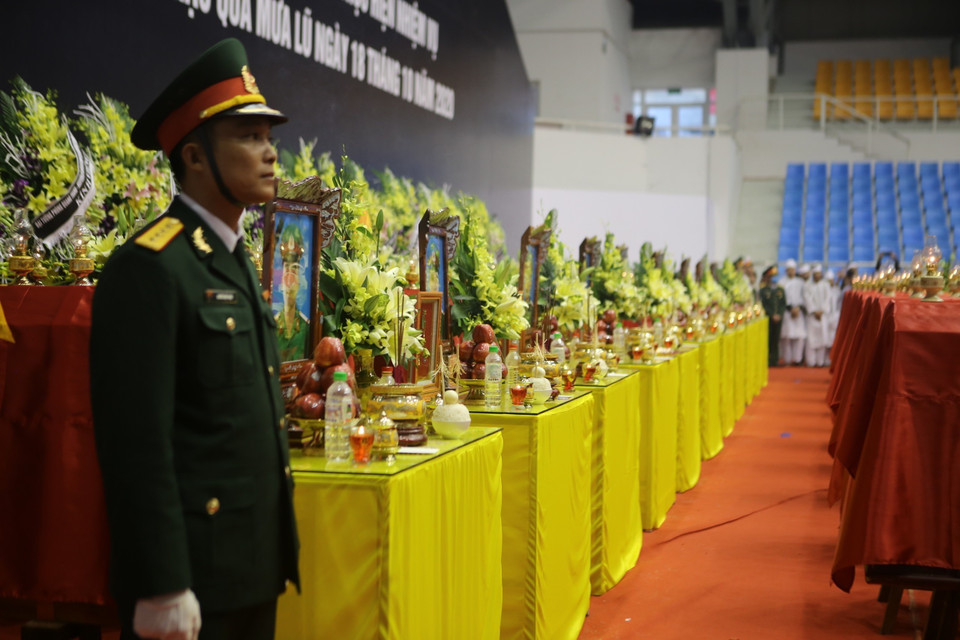 Lễ truy điệu 22 liệt sỹ Đoàn Kinh tế Quốc phòng 337. (Ảnh: Hồ Cầu/TTXVN)
