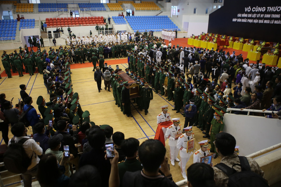 Lễ di quan 22 liệt sỹ Đoàn Kinh tế Quốc phòng 337. (Ảnh: Hồ Cầu/TTXVN)