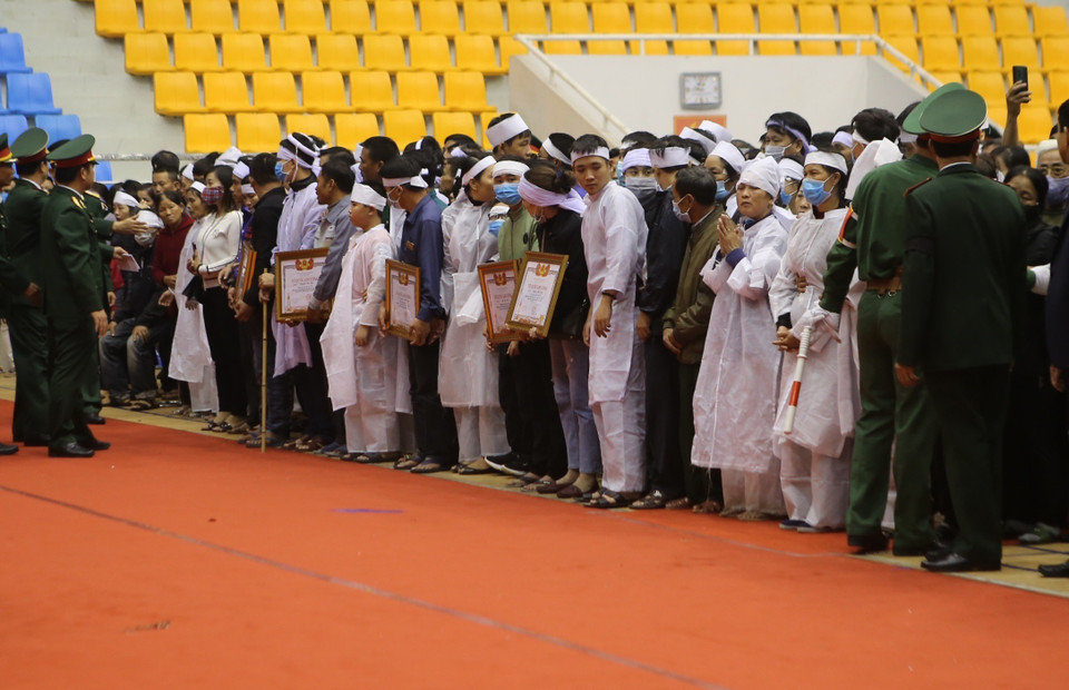 Gia đình, người thân của 22 liệt sỹ Đoàn Kinh tế Quốc phòng 337. (Ảnh: Hồ Cầu/TTXVN)