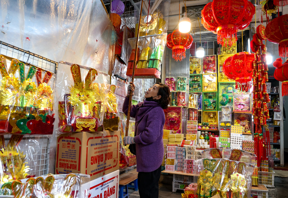 Các mặt hàng phục vụ lễ cúng ông Công, ông Táo được bày bán khá đa dạng, với các loại đồ vàng mã truyền thống như: Bộ Táo quân, thần linh, cá chép giấy, tiền, vàng, hương, nến…