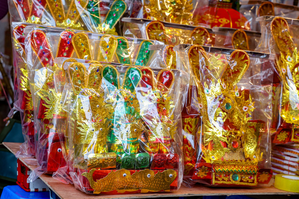 Theo một số tiểu thương bán vàng mã, giá những bộ Táo quân không thay đổi so với năm ngoái, dao động trong khoảng 50.000-200.000 đồng/bộ tùy kích thước, chất lượng. (Ảnh: Minh Hiếu/Vietnam+)