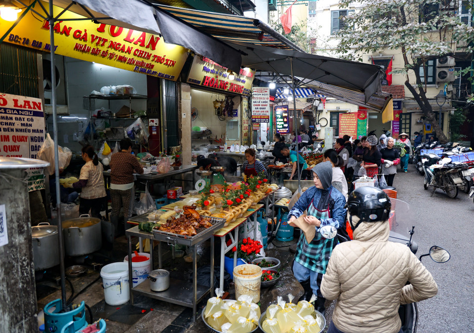 Trong dịp Rằm, lễ cúng ông Công ông Táo cũng các cửa hàng kinh doanh cung cấp dịch vụ nấu cỗ trọn gói với giá từ 1-1,5 triệu đồng/mâm tuỳ loại. (Ảnh: Minh Hiếu/Vietnam+)