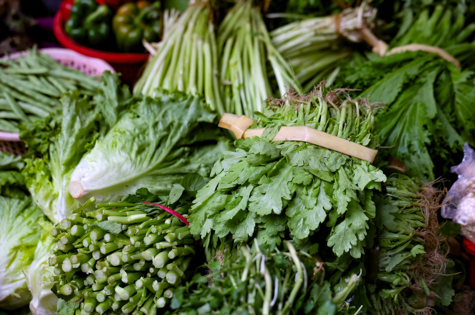 Bên cạnh đó, giá rau xanh tại chợ dịp cận Tết cũng đang bắt đầu tăng cao: Giá rau muống từ 8.000 đồng lên 15.000 đồng/bó; dưa chuột từ 20.000 đồng lên mức 27.000 đồng/kg. Các loại rau họ cải như ﻿cải chip có giá 20.000-23.000 đồng/kg, tăng 50%; cải xanh giá 26.000-27.000 đồng/kg, tăng khoảng 50%; cải cúc 25.000-30.000 đồng/kg... (Ảnh: Minh Hiếu/Vietnam+)