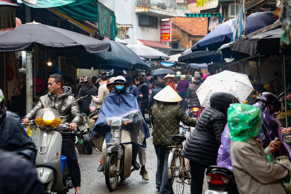 Năm nay, lễ ông Công ông Táo rơi vào ngày trong tuần nên người dân cũng tranh thủ đi mua đồ từ sớm để tránh đông đúc. (Ảnh: Minh Hiếu/Vietnam+)