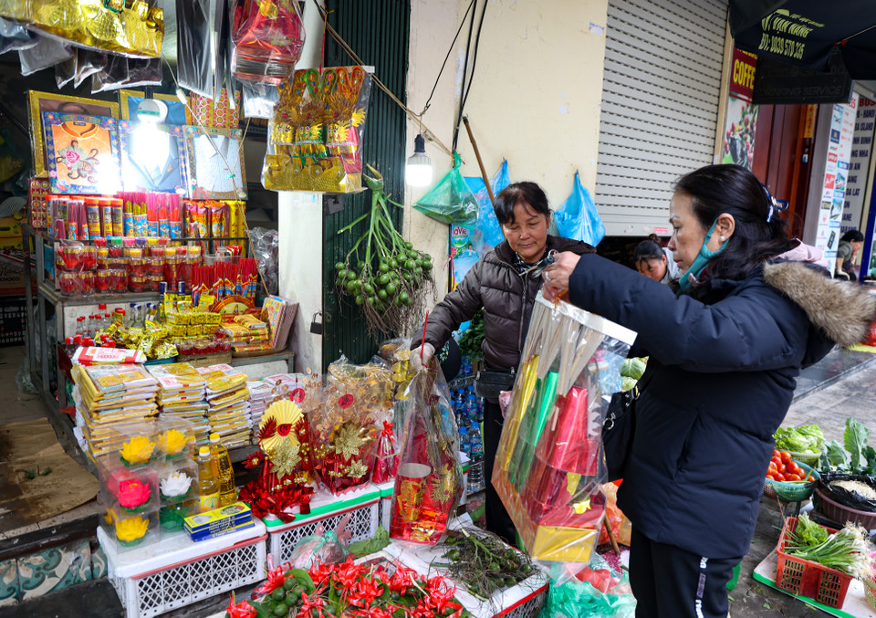 Cứ vào dịp 23 tháng Chạp hằng năm, theo tục lệ, người dân lại tất bật đi sắm sửa đồ lễ về cúng ông Công, ông Táo, cầu mong một năm mới nhiều thuận lợi, may mắn. (Ảnh: Minh Hiếu/Vietnam+)