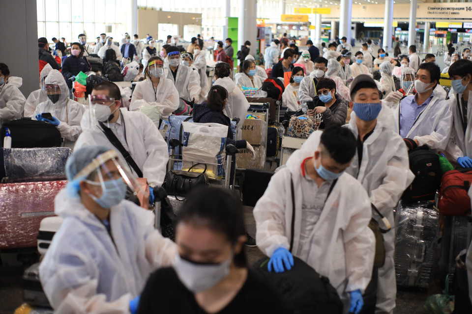 Các công dân Việt Nam chờ làm thủ tục tại sân bay Sheremetyevo. (Ảnh: Trần Hiếu/TTXVN)