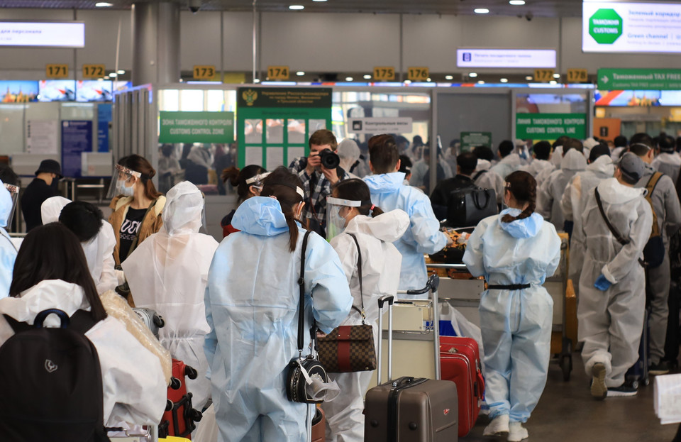 Các công dân Việt Nam chờ làm thủ tục tại sân bay Sheremetyevo. (Ảnh: Trần Hiếu/TTXVN)