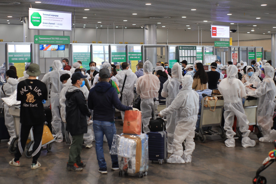 Các công dân Việt Nam chờ làm thủ tục tại sân bay Sheremetyevo. (Ảnh: Duy Trinh/TTXVN)