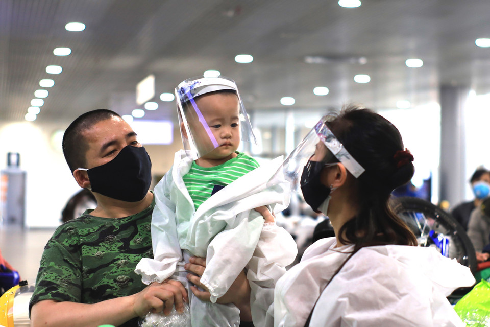 Các gia đình chuẩn bị đồ bảo hộ phòng chống dịch bệnh. (Ảnh: Trần Hiếu/TTXVN)