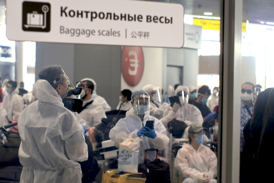 Các công dân Việt Nam chờ làm thủ tục tại sân bay Sheremetyevo. (Ảnh: Duy Trinh/TTXVN)