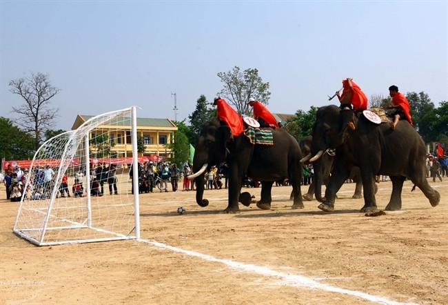Pha ghi bàn của chú voi Khăm Ngoặc