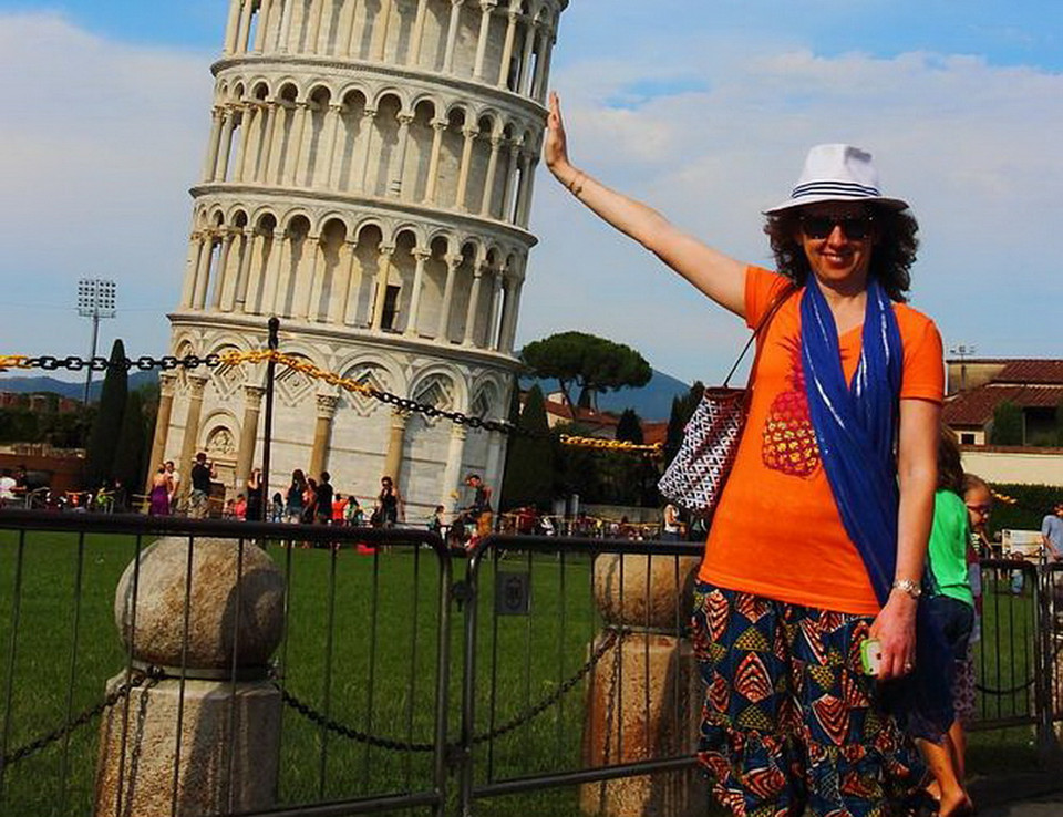 Đỡ lấy tháp nghiêng Pisa: Du khách nữ trong ảnh không phải là người đầu tiên thực hiện điều này.