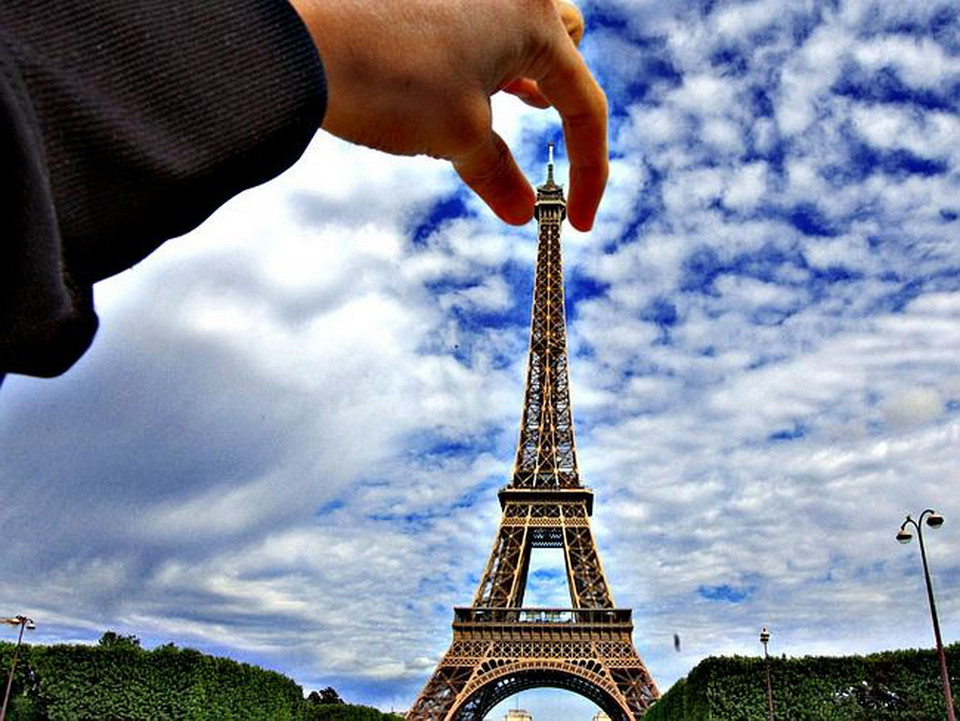 Chạm nóc tháp Eiffel: Lại một kiểu ảnh "chạm nóc một công trình kiến trúc vĩ đại" khác.