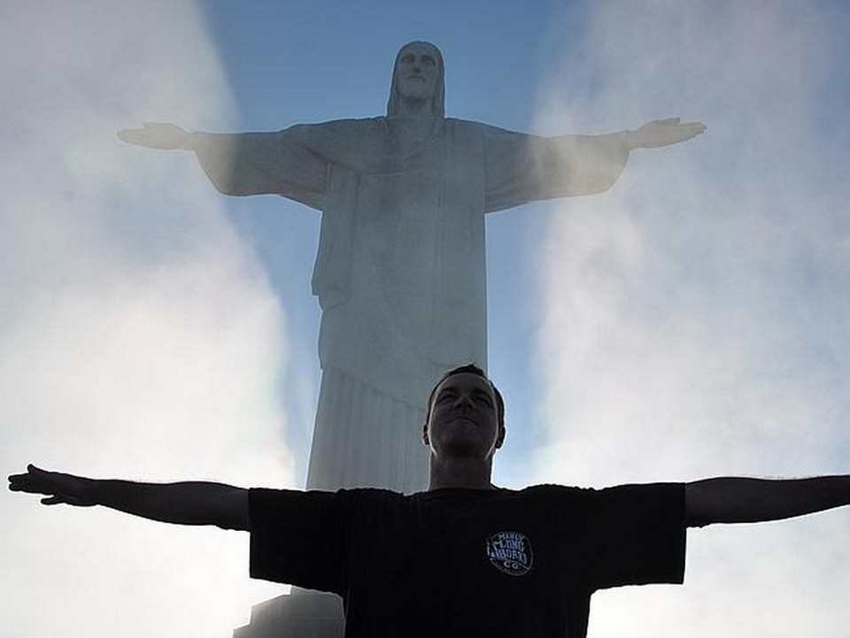 Đóng giả Chúa Cứu thế: Du khách này khó có thể tạo được hiệu ứng giống bức tượng.