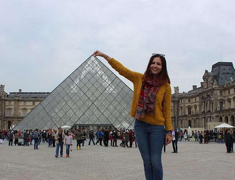 Chạm vào nóc bảo tàng Louvre: Nhiều người sẽ tự hỏi du khách này làm thế nào để chạm được vào nóc tòa nhà này.