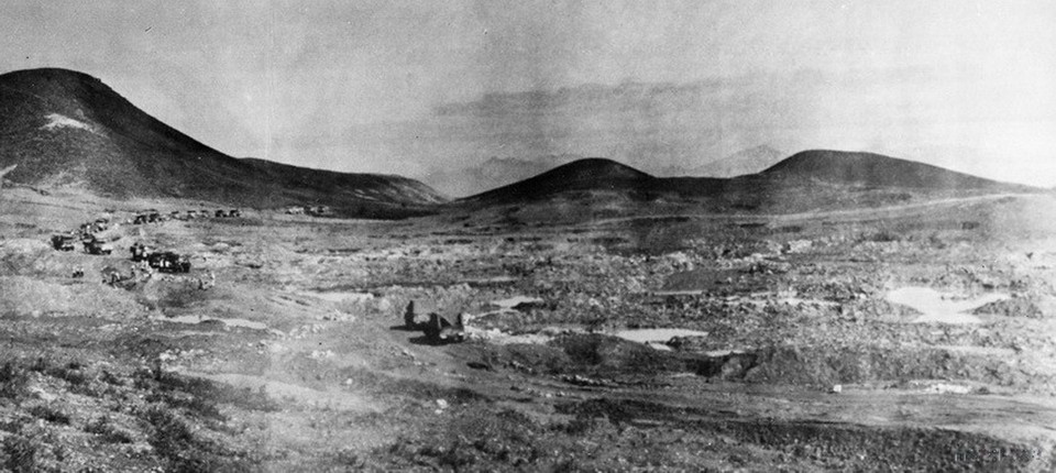 Các đoàn xe chở hàng ra tiền tuyến qua trọng điểm ngã ba Đồng Lộc (Hà Tĩnh) - nơi bắt đầu và là “yết hầu giao thông” quan trọng của tuyến đường Trường Sơn huyền thoại, nối liền "hậu phương lớn miền Bắc" với "tiền tuyến lớn miền Nam. (Ảnh: TTXVN)